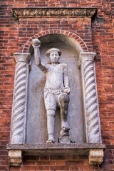cremona, italien - statue von einem steinwerfer am dom