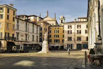 Naklejka premium brescia, italien - statue des sieges auf der piazza della loggia