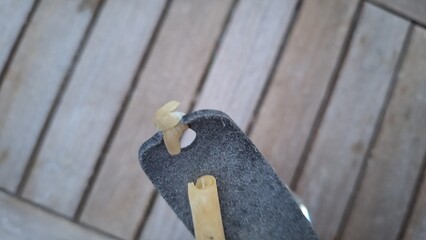 Defekte Steinschleuder . Gerissener Gummi .  Busted Slingshot . Catapult . Broken elastic band