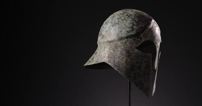 360 Grad Rotation Video eines antiken griechischen Bronzehelms 