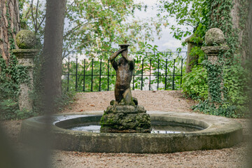 Fototapeta premium Brunnenskulptur in Springbrunnen