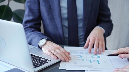 Obraz premium Two professionals analyzing a pie chart during a strategic business meeting. Business meeting with graph analysis
