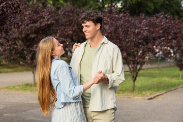 Obraz premium Beautiful young happy couple in summer park