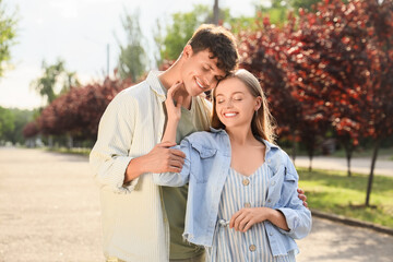 Obraz premium Beautiful young happy couple in summer park