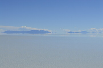 Horizonte no Salar de Uyuni alagado na Bolívia