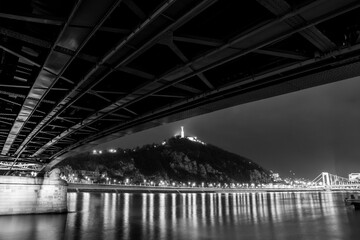 A stunning night view of Budapest featuring the illuminated Chain Bridge and Gell&eacute;rt Hill, with the Danube River reflecting the city&rsquo;s lights.