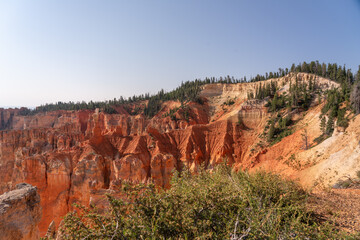 Bryce Canyon: A Symphony of Hoodoos and Nature's Artistry
Experience the otherworldly beauty of Bryce Canyon, where towering hoodoos and vibrant rock formations create a stunning amphitheater of natur