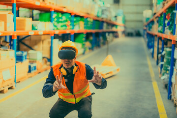 Obraz premium Warehouse Worker Using VR Technology
