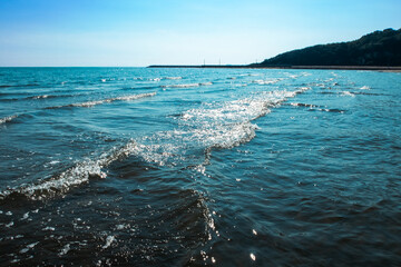 遠浅の青い海の波
