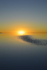 Obraz premium Pôr do sol no Salar de Uyuni na Bolívia