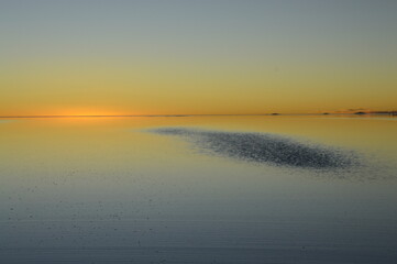 Obraz premium Pôr do sol na água do Salar de Uyuni