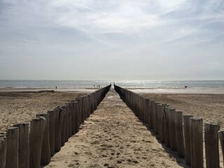 Wellenbrecher am Strand