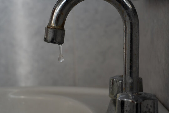 Escasez de agua, llave abierta de agua