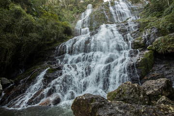 Parededão de pedras com cachoeira