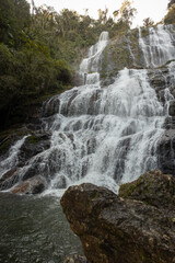 Parededão de pedras com cachoeira