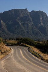 Estrada das montanhas. Curvas de tirar o fôlego, perfeitas para motociclistas ou uma viagem de...