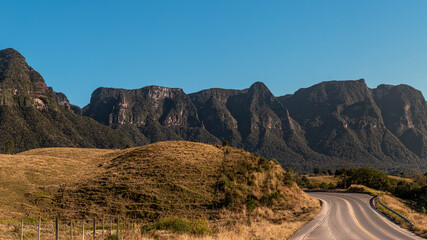 Estrada das montanhas. Curvas de tirar o fôlego, perfeitas para motociclistas ou uma viagem de carro. 