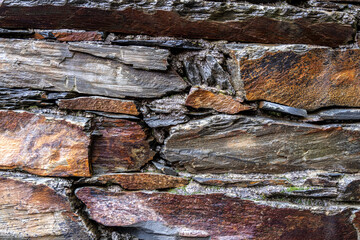 The village of Piódão is characterised by its unique layout in an amphitheatre shape. The houses, in schist stone masonry, have roofs made with slabs in the same material