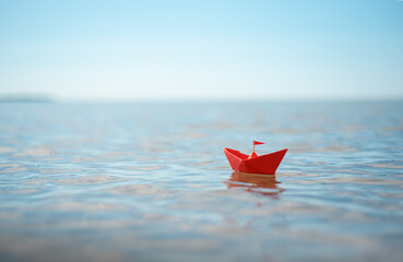 Kleines Papierschiff am Meer
