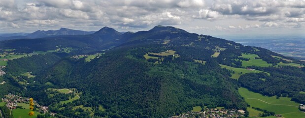  Haute-Chaîne du Jura entre la France et la Suisse.