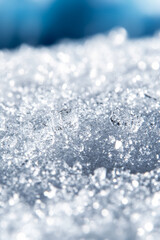 Obraz premium Macro shot of the texture of granulated sugar showcasing the white crystalline surface with sparkling details 