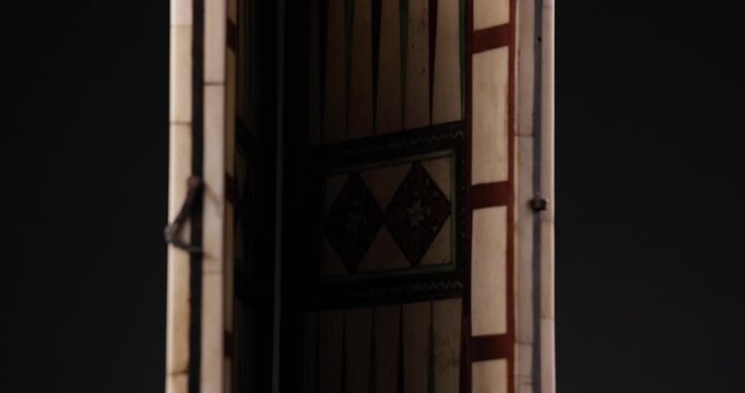 Detailaufnahme Rotation eines Backgammon und Schach Spielbretts vor schwarzem Hintergrund