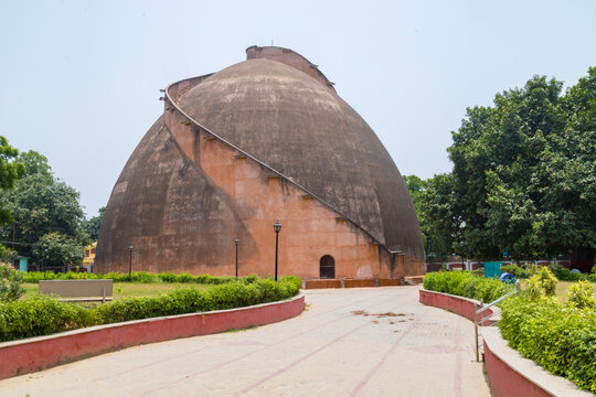 The golghar or round house is a large granary was built in Formed in 1886. Located to the west of the gandhi maidan in patna, capital of bihar state, India.