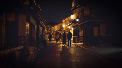 Obraz premium Tourists walking down narrow street in gion at night kyoto japan