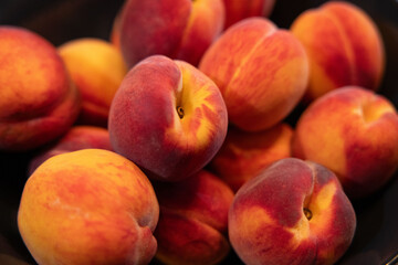 Pêches sur fond noir, horizontal