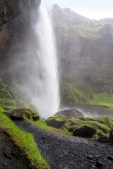 Fototapeta premium Kvernufoss bei Regen und Sturm
