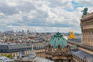 Vista de Paris do alto com seus prédios históricos e vida urbana na região da Galeria Lafayette.