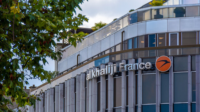 Paris, France - 7 ao&ucirc;t 2024: Vue ext&eacute;rieure  de l'immeuble abritant le si&egrave;ge social de Al Khaliji France, filiale fran&ccedil;aise de la banque commerciale qatarie Al Khaliji