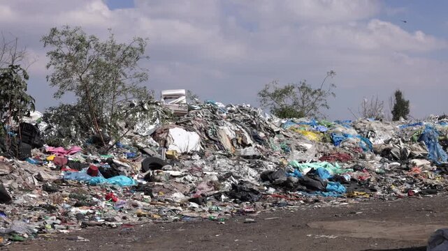 wide view of el bordo de xochiaca, Mexico City dumpster