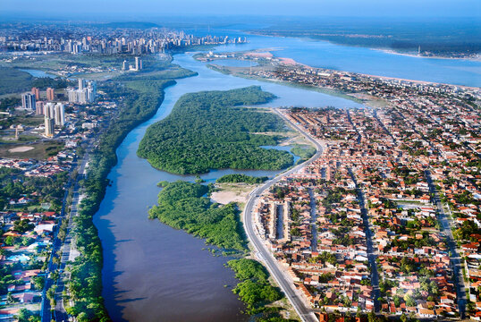 Aerial view of the Sergipe river at Aracaj&uacute;.