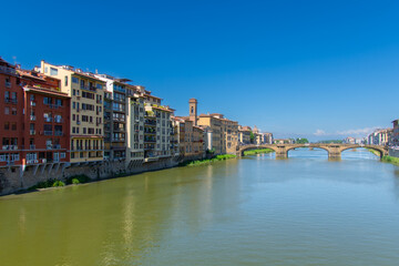 Obraz premium View of the Arno, the river that crosses the city of Florence in Italy.
