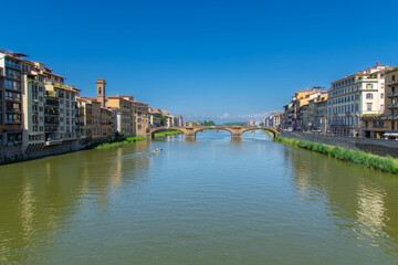 Obraz premium View of the Arno, the river that crosses the city of Florence in Italy.