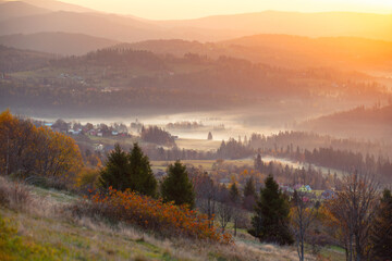 Paysage d'automne dans les montagnes sur fond de lever de soleil et de brumes matinales, papier...