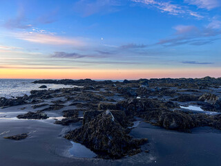 Obraz premium Sunrise and a small moon