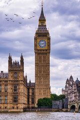 Obraz premium Big Ben and Houses of Parliament with boats on the river in London, England, UK