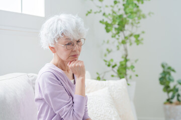 考える高齢者女性