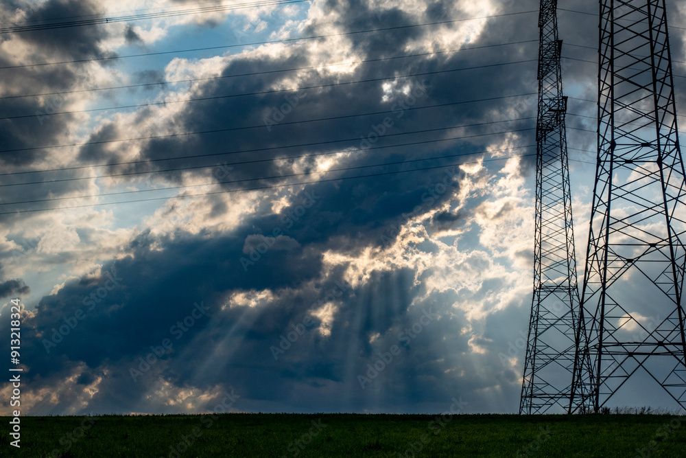 Poster Regen und Gewitterwolken über Strommasten