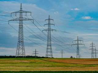 Regen und Gewitterwolken &uuml;ber Strommasten