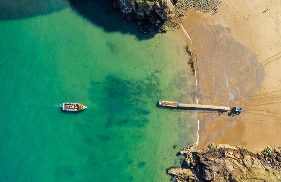 Boat coming towards beach