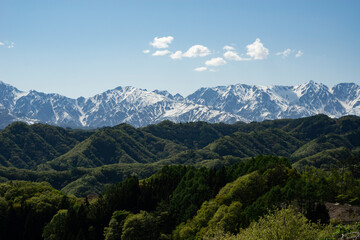Fototapeta premium 小川村から望む春の北アルプス