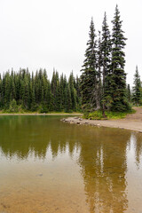 Obraz premium Stunning views of the lush Burroughs Mountains along Sunrise Rim Trail.