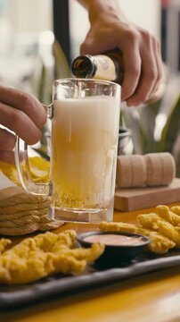 Poniendo cerveza en un vaso