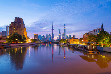 Obraz premium view of shanghai skyline at sunrise