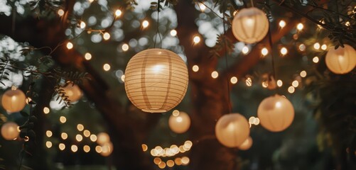 Obraz premium Lanterns and string lights create a warm and inviting atmosphere in a garden during an evening celebration