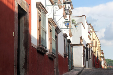 Fototapeta premium Streets of San Miguel de Allende, Guanajuato, a colonial city in Mexico famous for its architecture, restaurants and cultural festivals