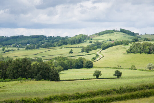 Paysage rural fran&ccedil;ais. Paysage de la campagne en France. Pr&eacute;s au printemps. Nuages sombres sur la campagne verte. Paysage de la Ni&egrave;vre. Rouy